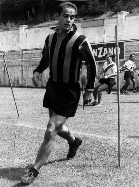 Agosto del 1963. Suarez tra i paletti nel ritiro precampionato dell&#39;Inter a San Pellegrino Terme (Olympia)